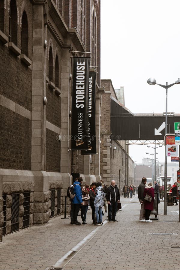 Ingång till det Guinness magasinet, bryggerierfarenheten som berättar sagan av berömt öl för Irland ` s på porten för St James ` arkivfoton