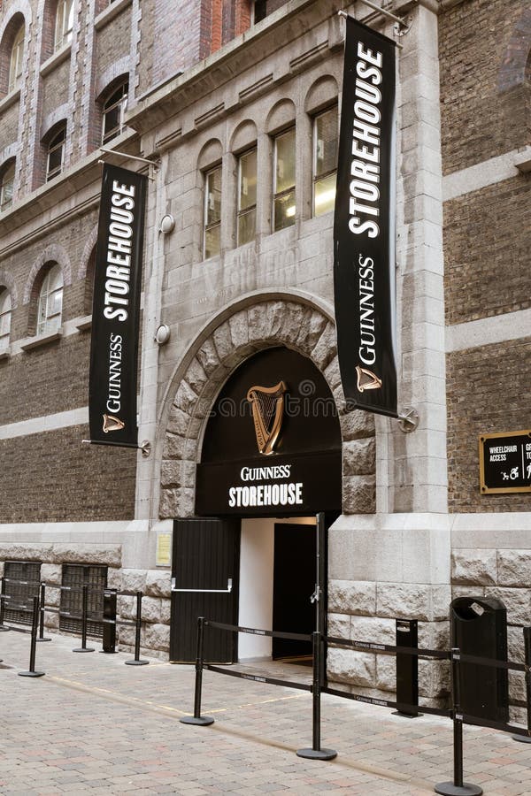 Ingång till det Guinness magasinet, bryggerierfarenheten som berättar sagan av berömt öl för Irland ` s på porten för St James ` arkivbild