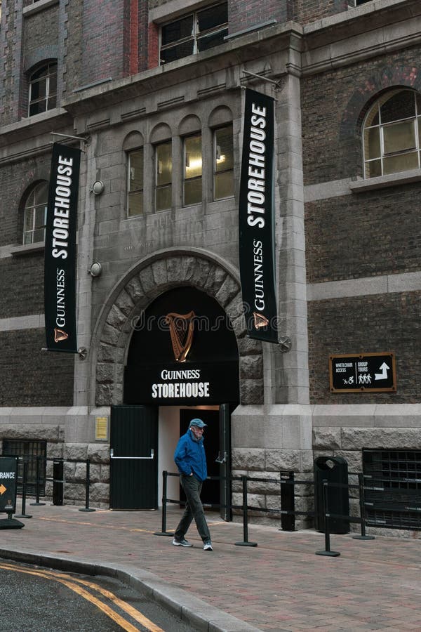 Ingång till det Guinness magasinet, bryggerierfarenheten som berättar sagan av berömt öl för Irland ` s på porten för St James ` royaltyfria bilder