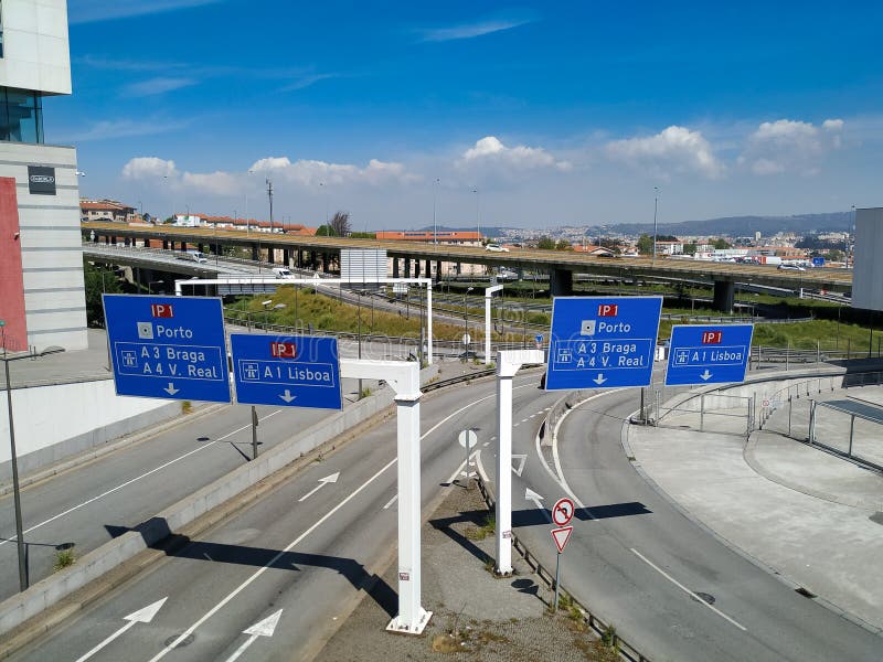 Ingång till motorwayen för rektor IP1 i Portugal, som förbinder Algarve till norden fotografering för bildbyråer Ingång till motorwayen för rektor IP1 i Portugal, som förbinder Algarve till norden fotografering för bildbyråer
