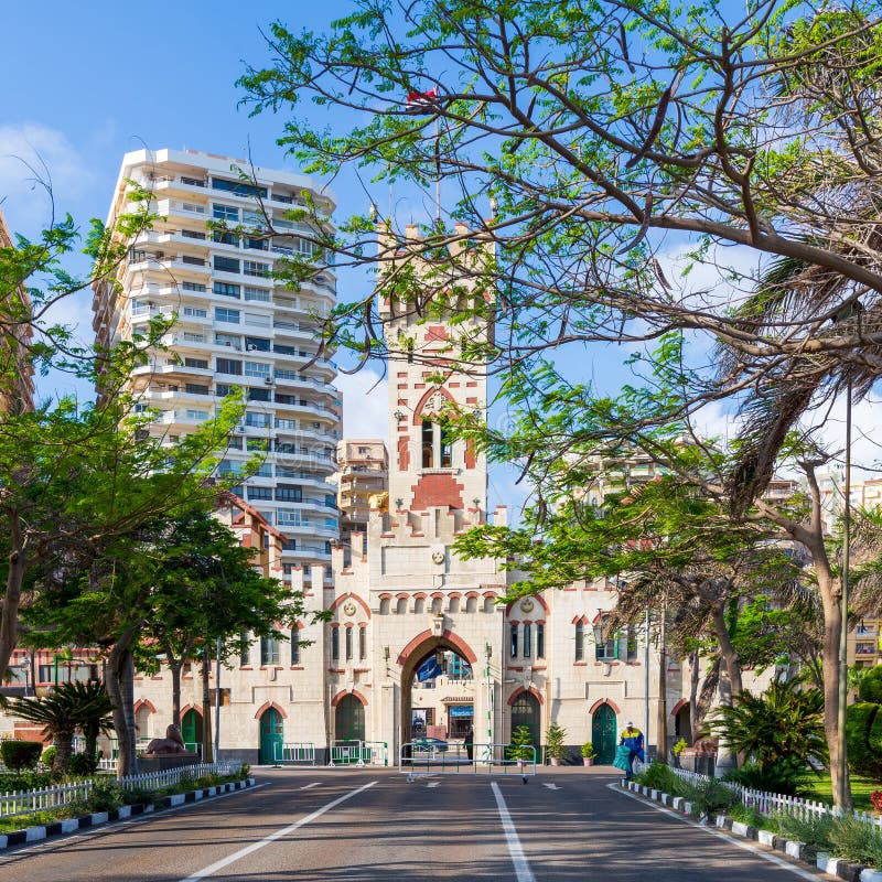 Ingången av Montaza allmänhet parkerar förr Royal Palace i en sommardag, Alexandria, Egypten arkivfoto Ingången av Montaza allmänhet parkerar förr Royal Palace i en sommardag, Alexandria, Egypten arkivfoto