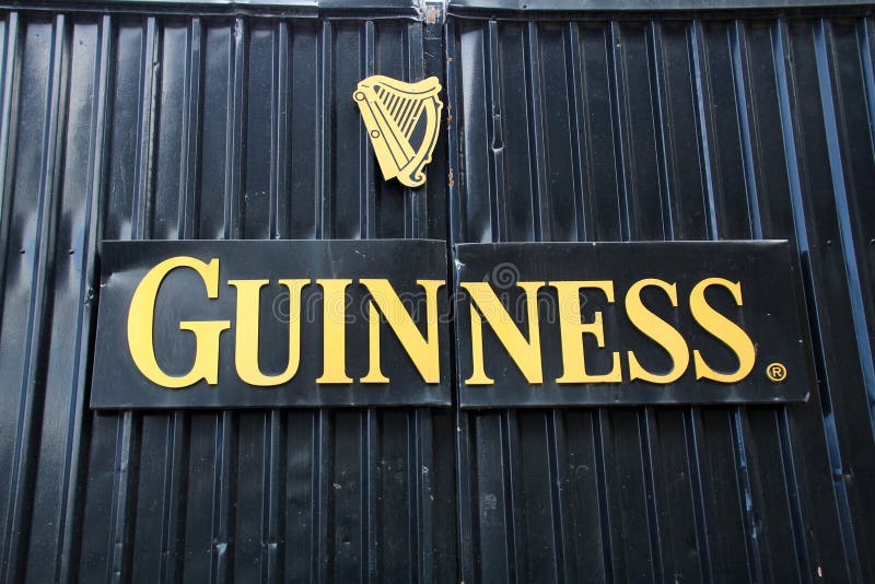 Ingångsport till guinnesslagerhus i dublin ireland royaltyfri fotografi