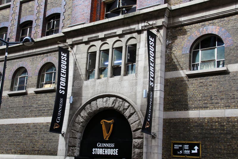Ingångsport till guinnesslagerhus i dublin ireland arkivbild
