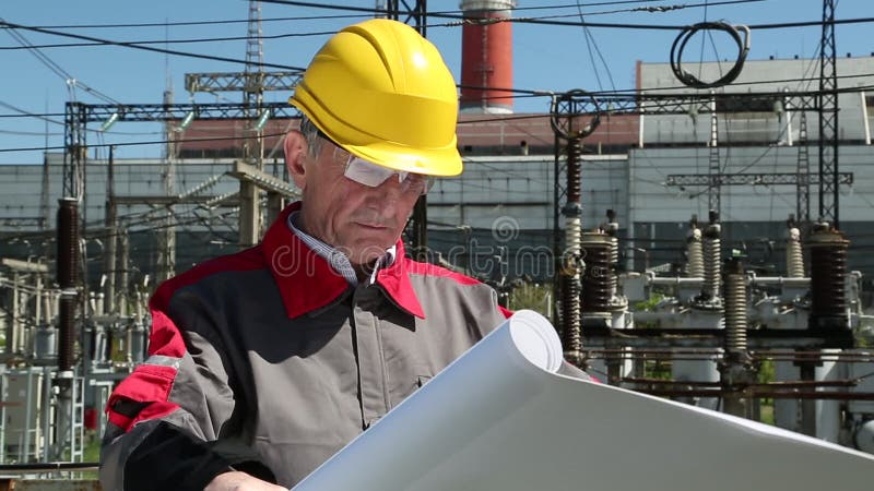 Ingénieur avec des épures à la station de la chaleur