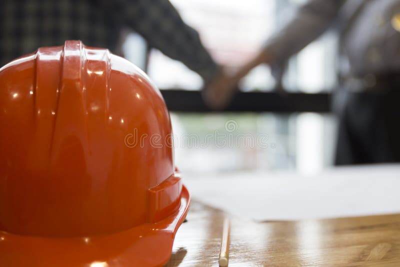 Ingénieur d'architecte se serrant la main près de fenêtre - teamwo d'affaires photo libre de droits Ingénieur d'architecte se serrant la main près de fenêtre - teamwo d'affaires photo libre de droits
