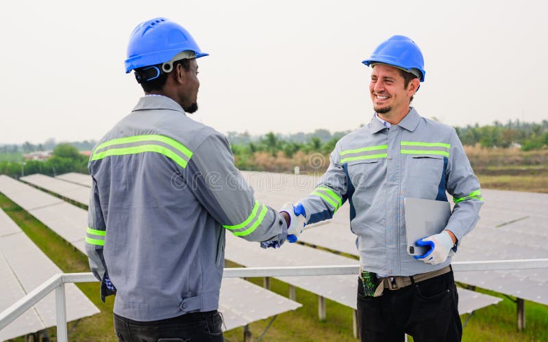 Ingénieur d'entretien heureux, vérification et entretien des panneaux solaires photos stock