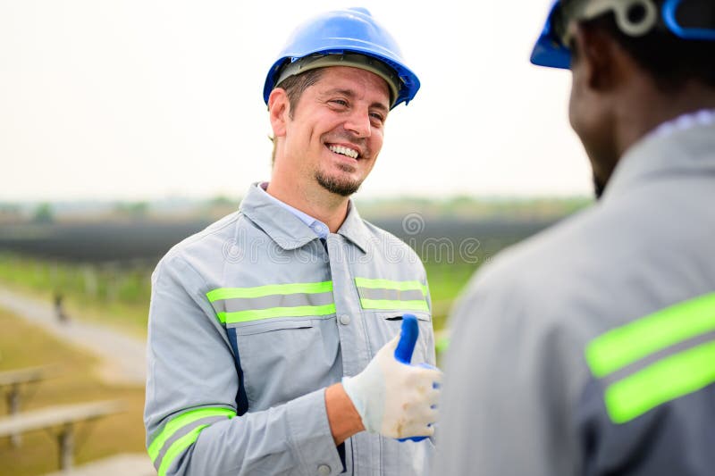 Ingénieur d'entretien heureux, vérification et entretien des panneaux solaires image stock