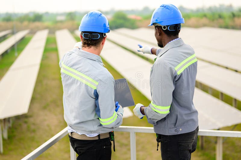 Ingénieur d'entretien heureux, vérification et entretien des panneaux solaires. Ingénieur d'entretien heureux vérifier et maintenir le système de panneaux solaires sur les techniciens de la ferme solaire travaillant des gens de la ferme solaire écologique avec la technologie de l'énergie propre centrale solaire
