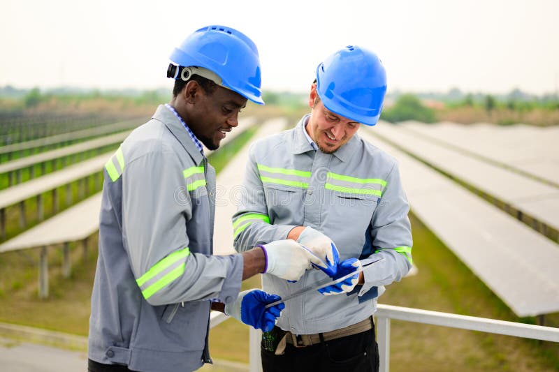 Ingénieur d'entretien heureux, vérification et entretien des panneaux solaires image libre de droits