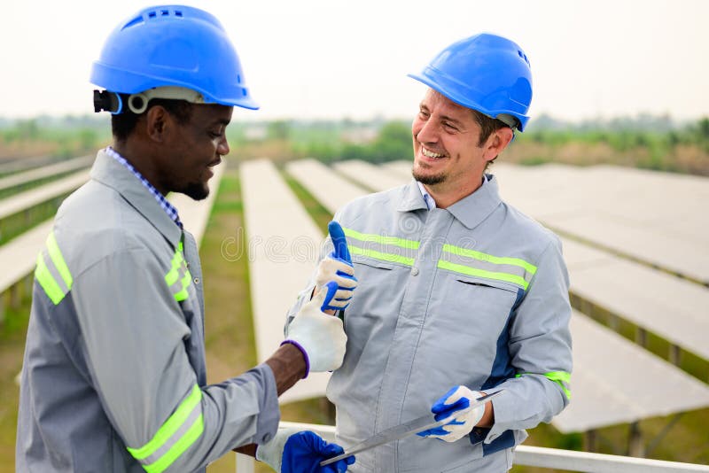 Ingénieur d'entretien heureux, vérification et entretien des panneaux solaires image stock