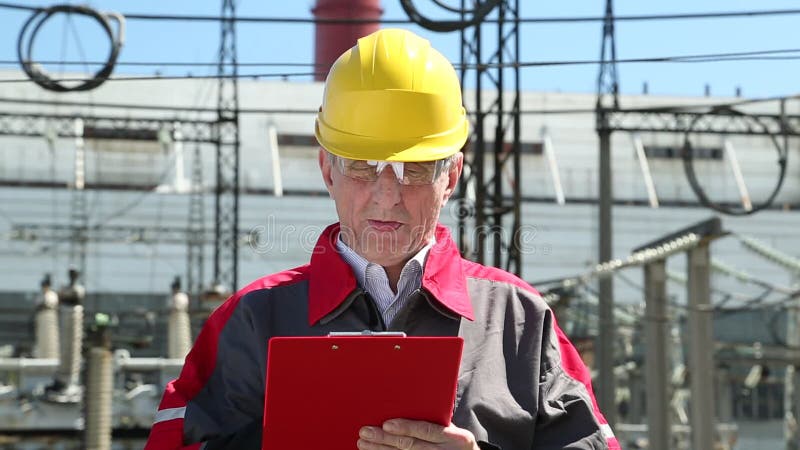 Ingénieur d'équipement sur la centrale