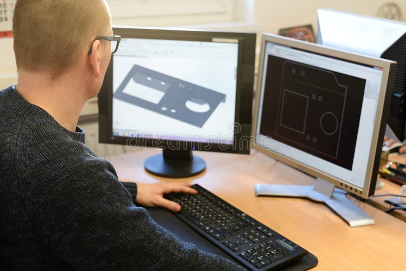 Ingénieur d'études au PC dans la métallurgie dans le bureau photos libres de droits Ingénieur d'études au PC dans la métallurgie dans le bureau photos libres de droits