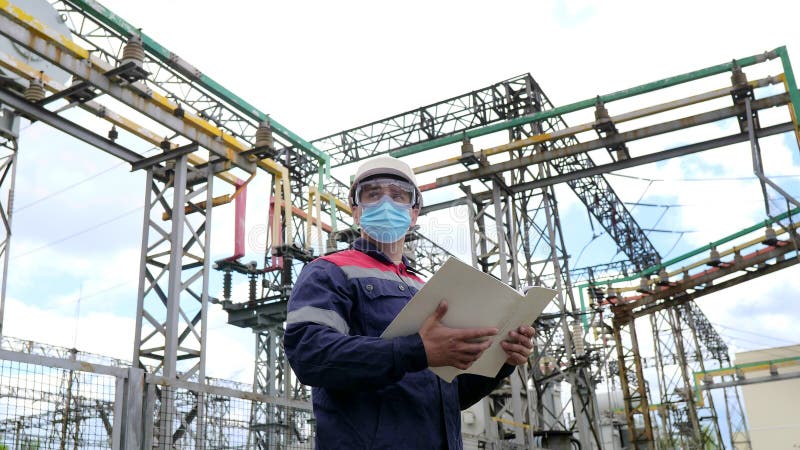 Ingénieur portant le masque protecteur contre covid19 travaillant à vérifier l'équipement à l'industrie. Ingénieurie des centrales