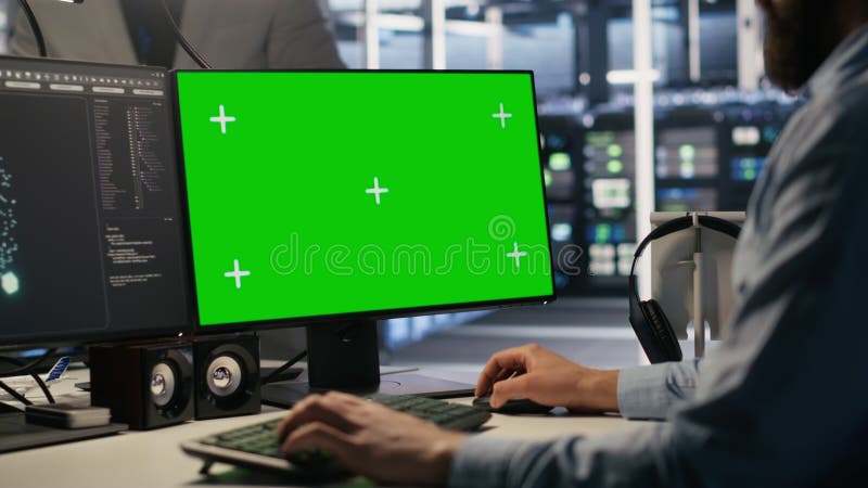 Ingénieur à l'aide d'un PC de simulation d'écran vert dans le datacenter pour mettre à jour les serveurs banque de vidéos