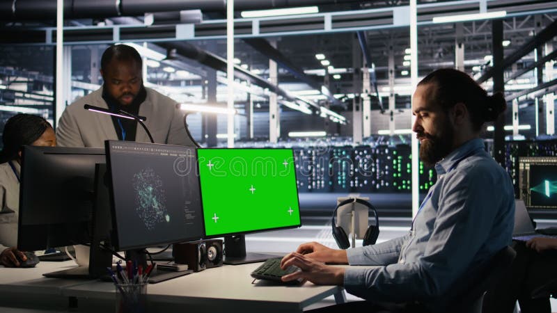 Ingénieur à l'aide d'un PC de simulation d'écran vert dans le datacenter pour mettre à jour les serveurs banque de vidéos