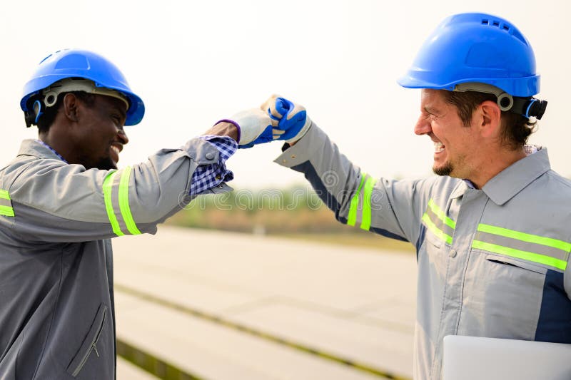 Ingénieurs professionnels en maintenance de panneaux solaires dans une ferme à cellules solaires photographie stock libre de droits
