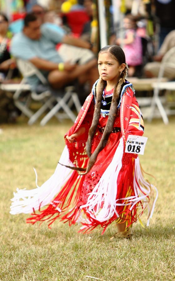 Inheemse Amerikaanse pow wauw dansers royalty-vrije stock foto Inheemse Amerikaanse pow wauw dansers royalty-vrije stock foto