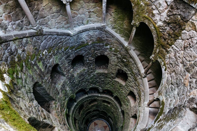 Iniciación Wells Profundo bien en el territorio de Quinta da Regaleira La escalera espiral vieja va abajo fotos de archivo libres de regalías Iniciación Wells Profundo bien en el territorio de Quinta da Regaleira La escalera espiral vieja va abajo fotos de archivo libres de regalías