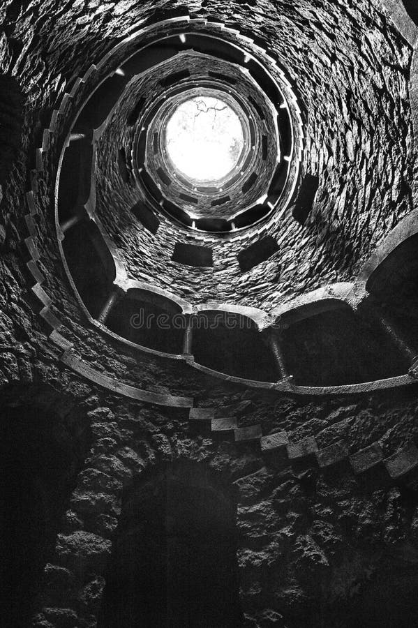 Inicjacja dobrze Quinta da Regaleira w Sintra, Portugalia w czarny i biały, minus widoku, obrazy stock Inicjacja dobrze Quinta da Regaleira w Sintra, Portugalia w czarny i biały, minus widoku, obrazy stock