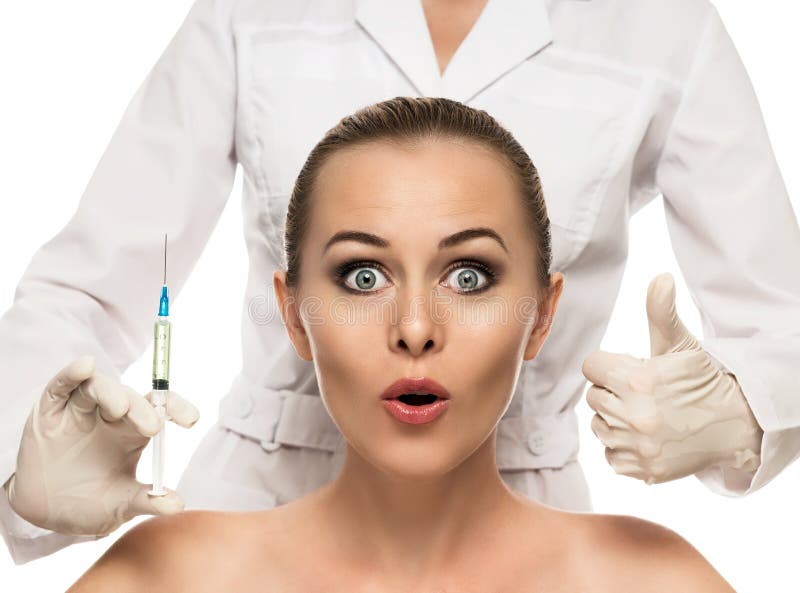 Iniezione cosmetica alle mani abbastanza belle del fronte e dell'estetista della donna con la siringa. fotografia stock libera da diritti Iniezione cosmetica alle mani abbastanza belle del fronte e dell'estetista della donna con la siringa. fotografia stock libera da diritti
