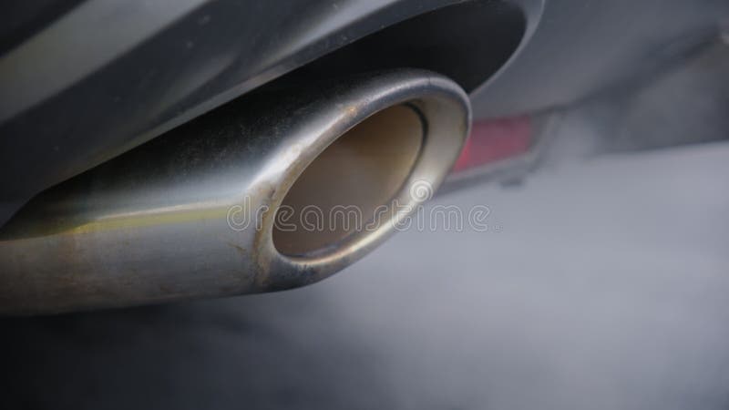 Iniezione di gas di scarico di benzina o diesel di veicoli inquinanti ecologia fumo gas di scarico tubo di scarico di un'auto