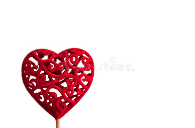 Inimă decorativă cu textură roșie pe un băț de lemn izolat pe fundal alb stock photos