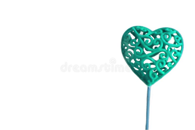 Inimă decorativă turcoaz pe un băț de lemn izolat pe fond alb royalty free stock images