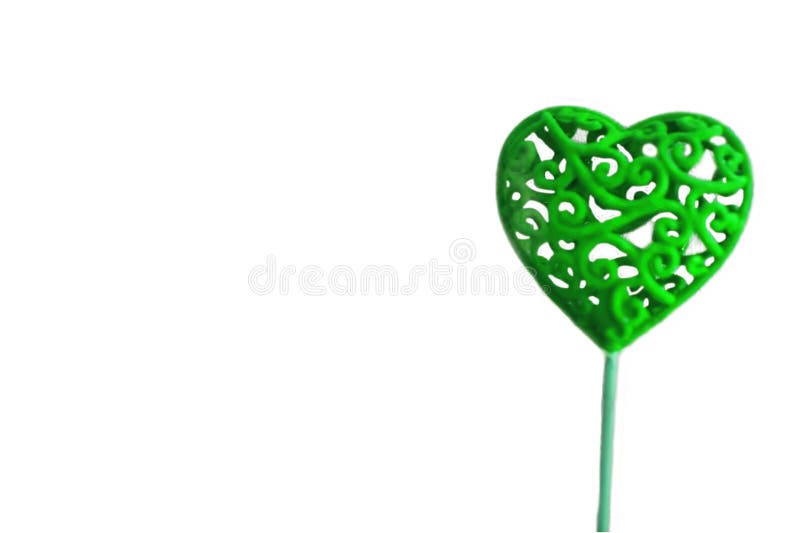 Inimă decorativă verde pe băț de lemn izolat pe fond alb royalty free stock photography