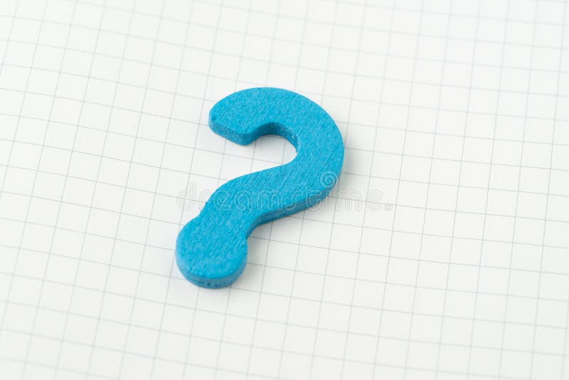 Inizi con perché, chiedendo il concetto di domande e risposte, simbolo di legno blu del punto interrogativo sulla linea di grigli fotografie stock Inizi con perché, chiedendo il concetto di domande e risposte, simbolo di legno blu del punto interrogativo sulla linea di grigli fotografie stock
