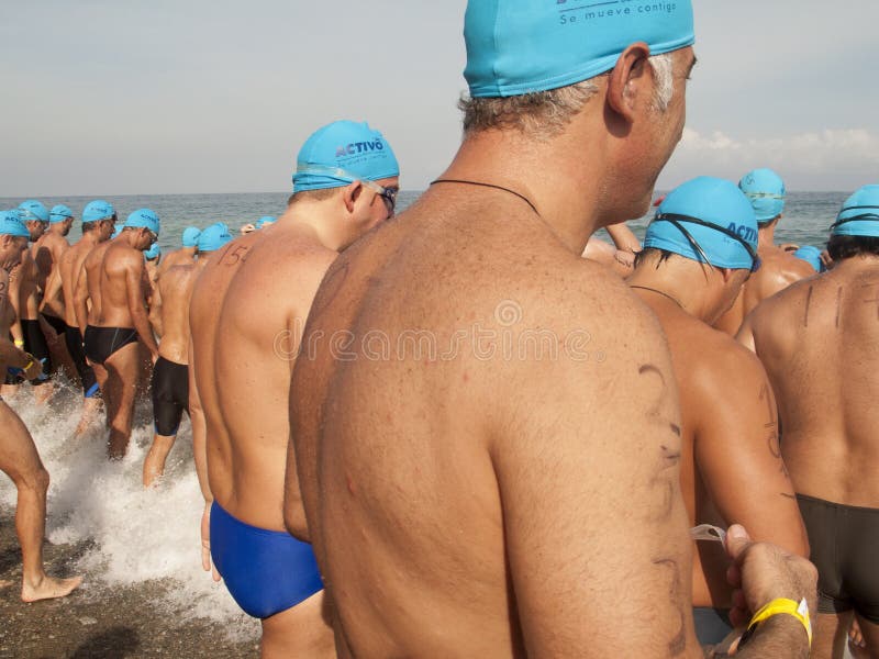 Inizi la corsa degli open water di nuotata fotografie stock libere da diritti Inizi la corsa degli open water di nuotata fotografie stock libere da diritti