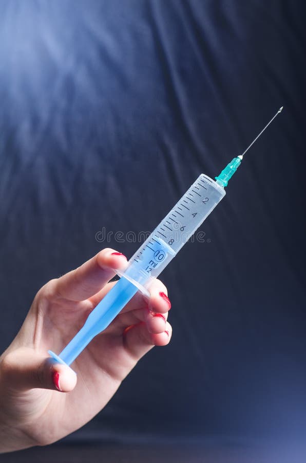 Injection médicale sur le fond foncé Équipement en plastique de vaccination de médecine avec l'aiguille Santé et soin photographie stock libre de droits Injection médicale sur le fond foncé Équipement en plastique de vaccination de médecine avec l'aiguille Santé et soin photographie stock libre de droits