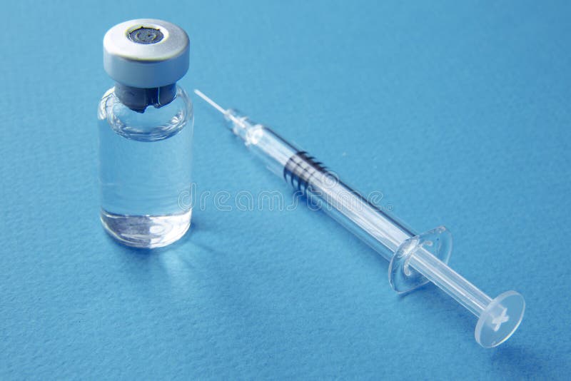 Injektionsspruta och liten medicinflaskacloseup med den selektiva fokusen Läkarundersökning- och sjukvårdbegrepp royaltyfri foto Injektionsspruta och liten medicinflaskacloseup med den selektiva fokusen Läkarundersökning- och sjukvårdbegrepp royaltyfri foto