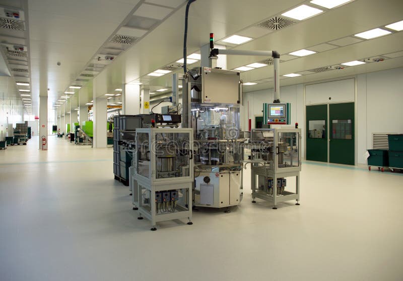 Injektionstöpning av biomedicalprodukter i rent rum arkivfoto Injektionstöpning av biomedicalprodukter i rent rum arkivfoto