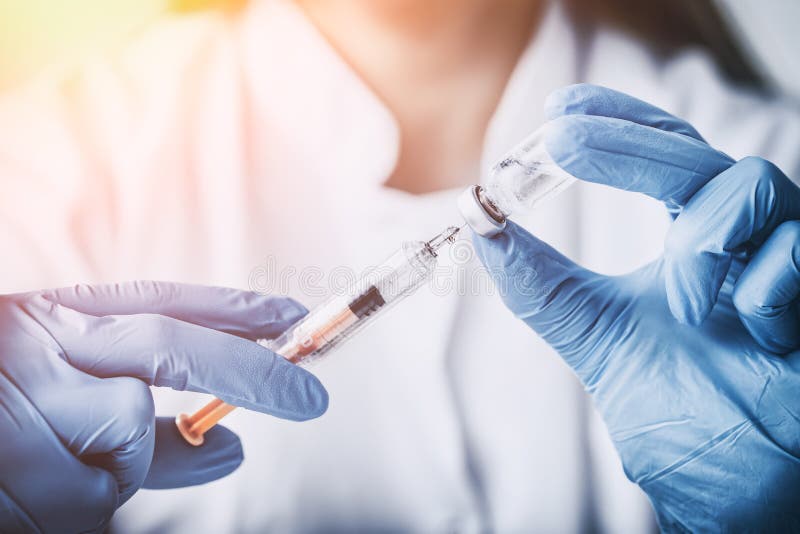 Injetando o docto vacinal da mulher da gripe da medicina da vacinação da injeção