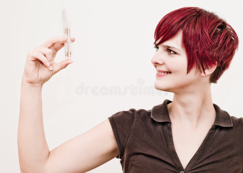 Injeção do dinheiro da terra arrendada da mulher imagem de stock Injeção do dinheiro da terra arrendada da mulher imagem de stock