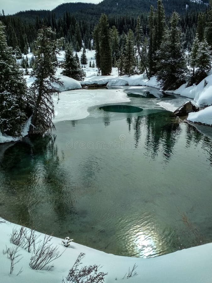 Inktpotten in Johnston Canyon in de winter royalty-vrije stock foto Inktpotten in Johnston Canyon in de winter royalty-vrije stock foto