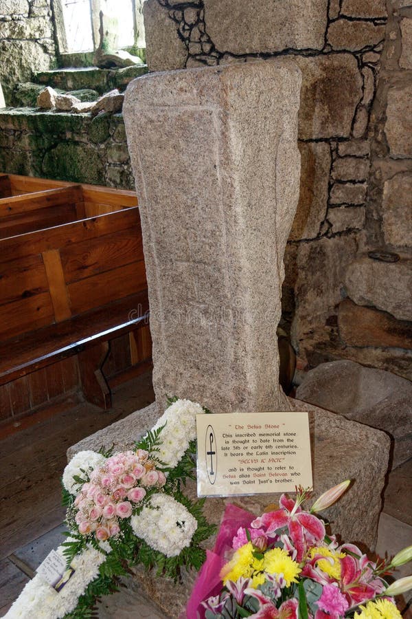 Inlandet i St Just Parish Church, Cornwall England med historiska målningar och stenar arkivbild Inlandet i St Just Parish Church, Cornwall England med historiska målningar och stenar arkivbild
