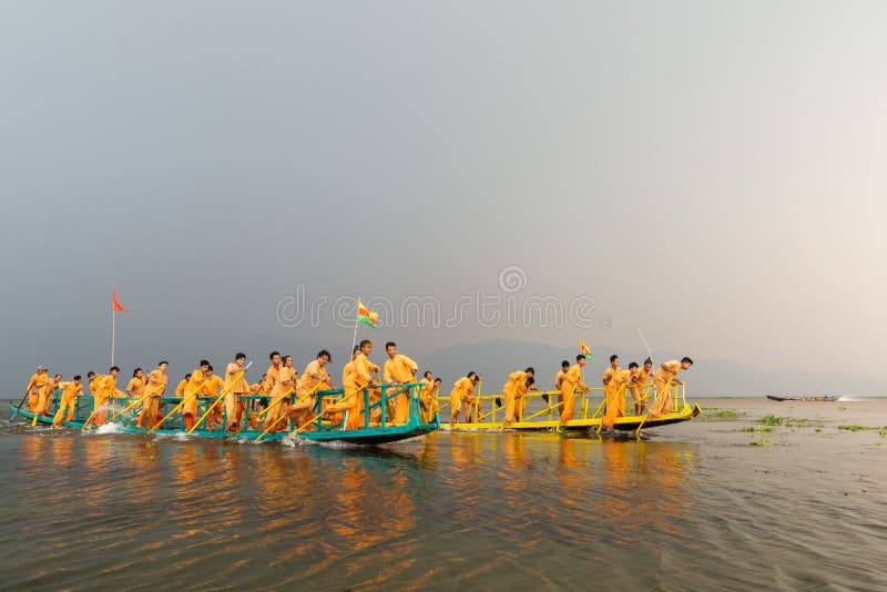 Inle, Myanmar - March 2019: Traditional Burmese leg rowing boat race competition during Phaung Dawat at Inle lake stock photos Inle, Myanmar - March 2019: Traditional Burmese leg rowing boat race competition during Phaung Dawat at Inle lake stock photos