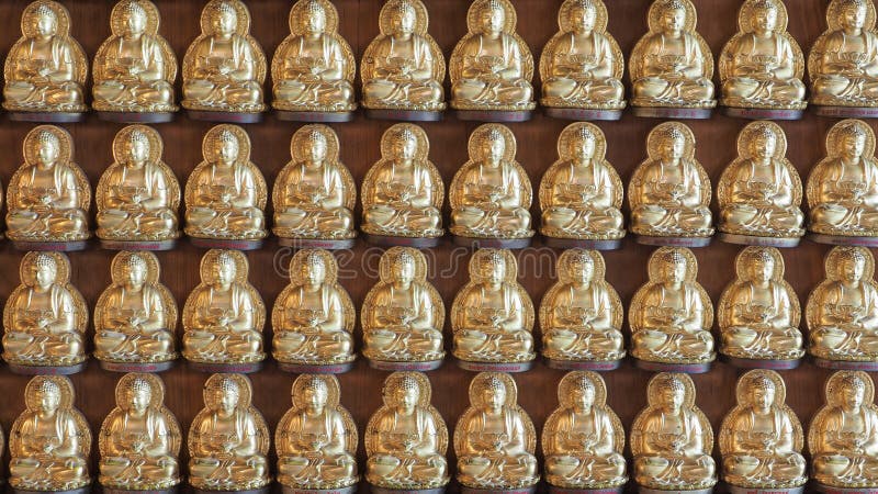 Innen-Buddha-Reihe bei Wat Borom Raja Kanchanapisek Anusorn lizenzfreie stockfotografie Innen-Buddha-Reihe bei Wat Borom Raja Kanchanapisek Anusorn lizenzfreie stockfotografie