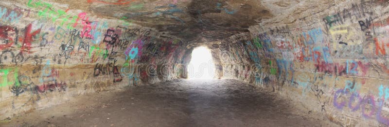 Innen große Höhlenwände mit Graffiti bedeckt