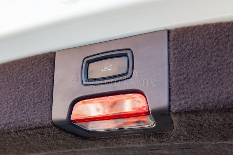 Innenansicht mit elektrischem Stammanpassungsknopf mit roter und weißer Reflektorlampe des Luxussehr teuren neuen beige Autos nac lizenzfreies stockfoto Innenansicht mit elektrischem Stammanpassungsknopf mit roter und weißer Reflektorlampe des Luxussehr teuren neuen beige Autos nac lizenzfreies stockfoto