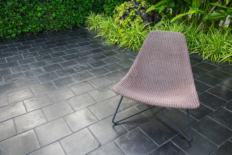 Innenarchitektur, Rattanstuhl im Garten lizenzfreie stockbilder