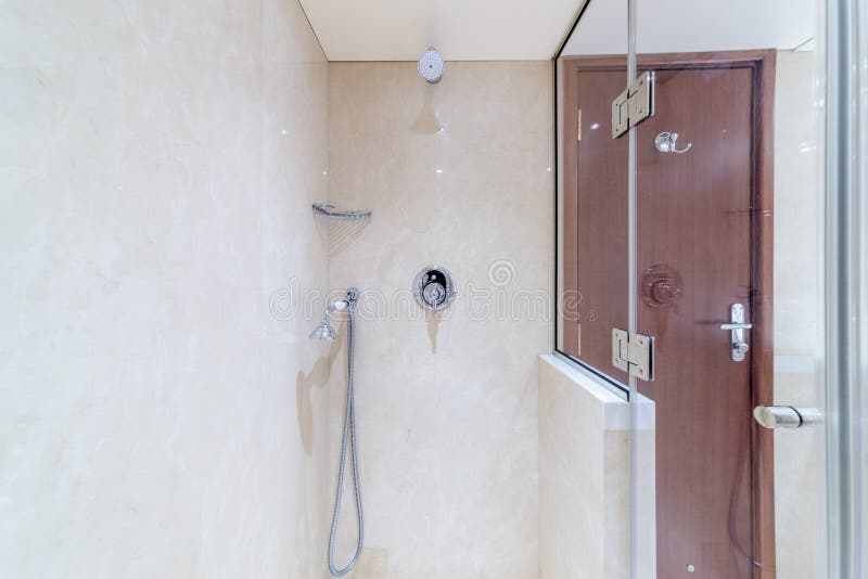 Badezimmer auf einer Yacht stockbild. Bild von standplatz - 19379657