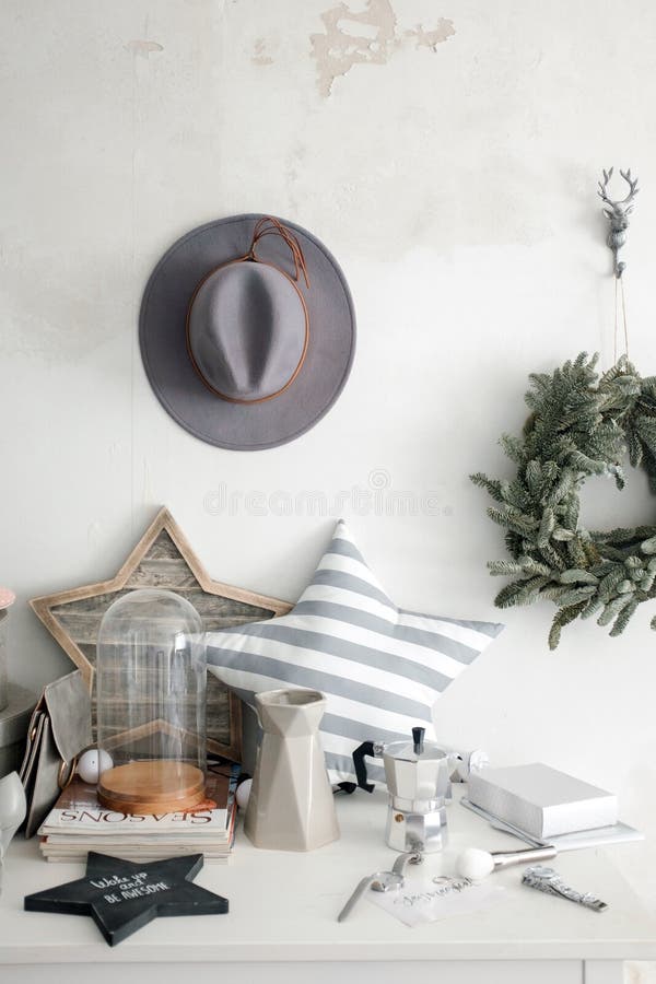 Innenelemente und ein Hut auf der Wand lizenzfreie stockfotos Innenelemente und ein Hut auf der Wand lizenzfreie stockfotos