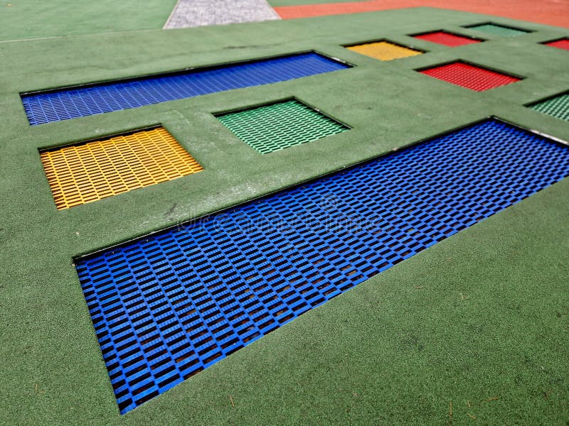 Trampolin Beschnittener Untergrund Ist Gummiteppich, Der Auf Dem Spielplatz  Gespielt Wird, Auf Dem Auf Dem Spielplatz Gummi Spring Stockbild - Bild von  boden, teppich: 226324953