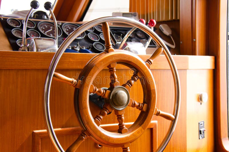 Innenlenkrad des großen Yachtbootes stockfotografie Innenlenkrad des großen Yachtbootes stockfotografie
