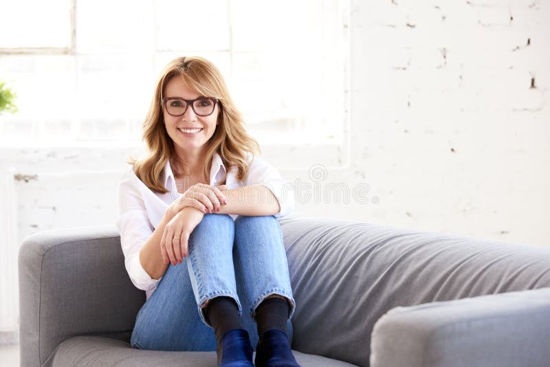 Innenporträt der schönen glücklichen Frau lizenzfreie stockfotografie Innenporträt der schönen glücklichen Frau lizenzfreie stockfotografie