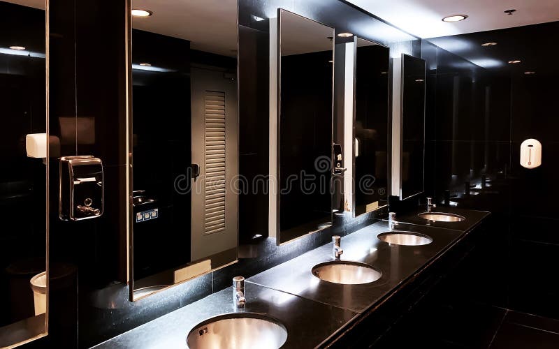 Innenraum der dunklen Toilette stockfotografie Innenraum der dunklen Toilette stockfotografie