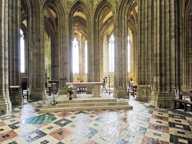 Innenraum der Kirche in der Abtei Mont Saint Michel