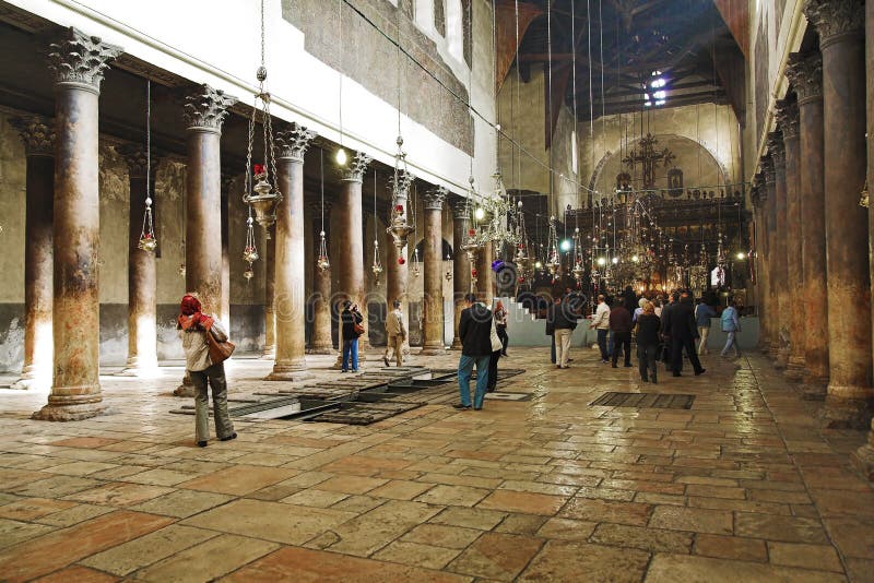 Innenraum der Kirche des Geburt Christis in Bethlehem lizenzfreie stockfotografie Innenraum der Kirche des Geburt Christis in Bethlehem lizenzfreie stockfotografie